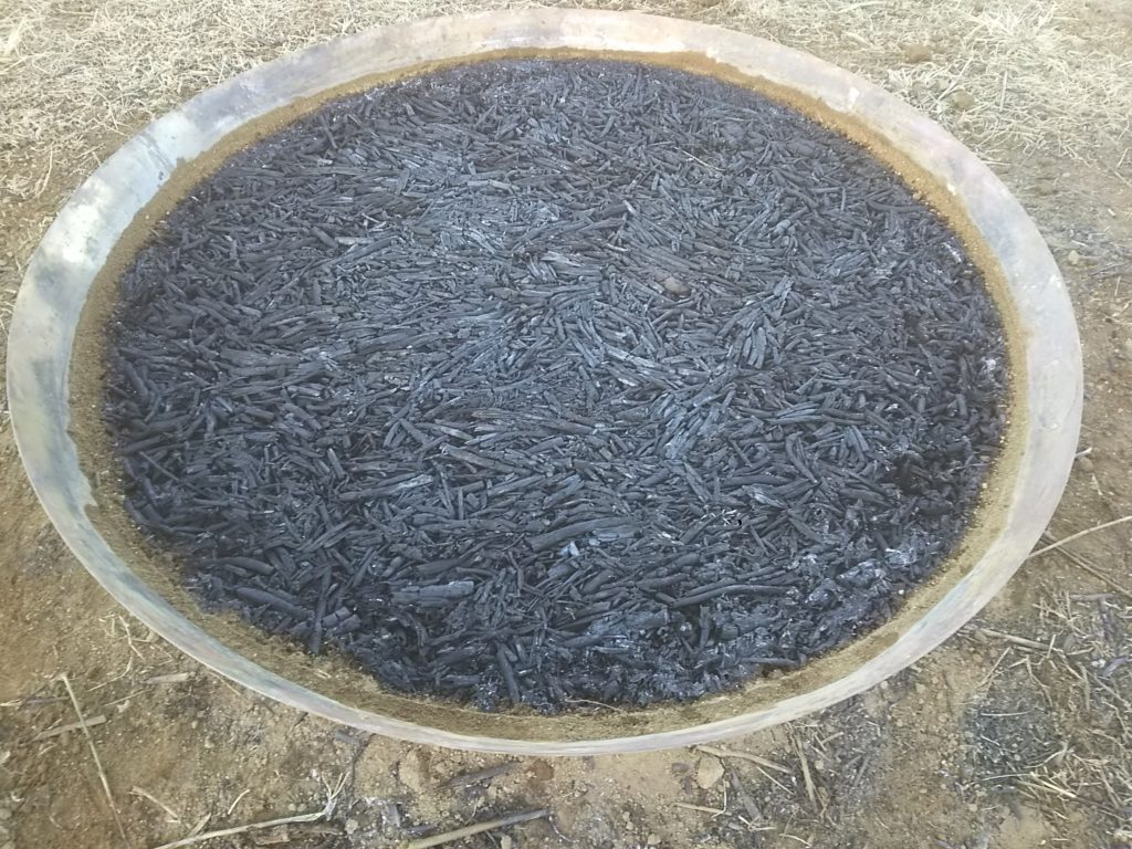 荒地の篠竹を材料にして無煙炭化器で焼いた炭