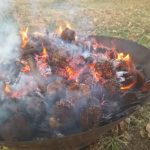 栗の毬（いが）で炭焼き